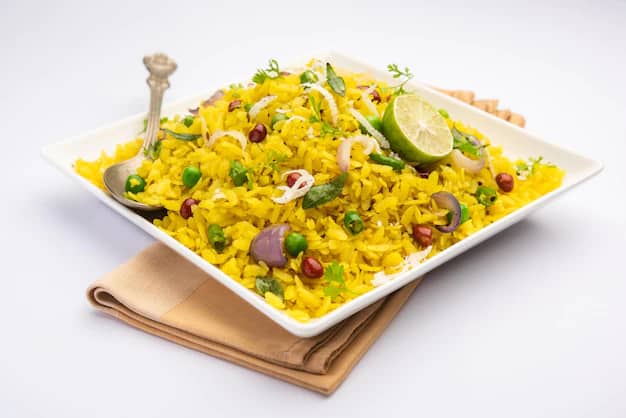 हेल्दी तरीके से वजन को बढ़ाने के लिए पोहा का सेवन करें.यह काफी फायदेमंद होता है. (Photo - Freepik)