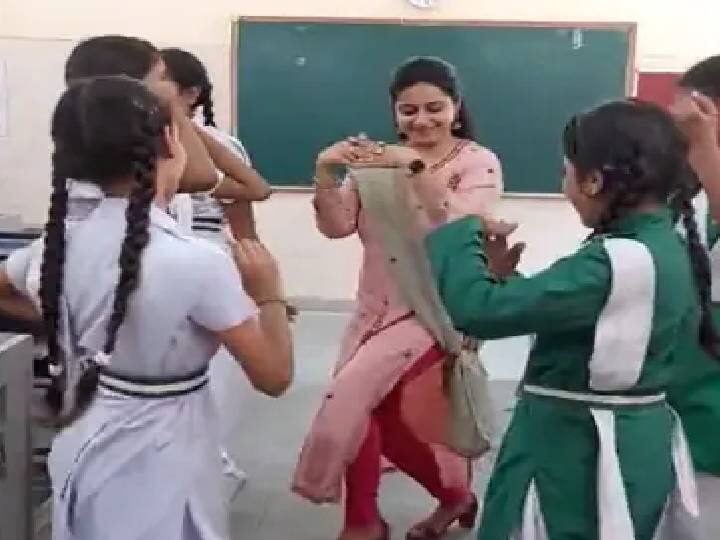 Delhi Teacher Matches Dance Steps With Students viral video in socila media Delhi : க்யூட் டான்ஸ்! மனதைக் கவர்ந்த மனு குலாட்டி டீச்சர்! சோஷியல் மீடியா வைரல்!!