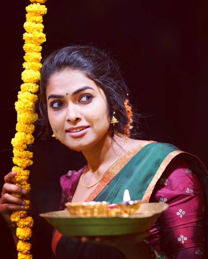 లేటెస్ట్ ఫోటోషూట్లతో బిజీగా ఉండడమే కాదు, ఆ ఫోటోలను సోషల్ మీడియాలో షేర్ చేస్తుంది. -Image Credit:Divi Vadthya/Instagram