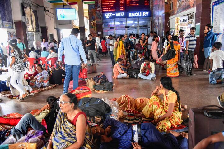 এর জন্য আপনি প্রথমে https://www.operations.irctc.co.in/ctcan/SystemTktCanLogin.jsf - এ ক্লিক করুন। এই লিঙ্কে আপনার পিএনআর নম্বর, ট্রেন নম্বর, ক্যাপচা কোড লিখুন। এরপর রুলসে টিক চিহ্ন দিন।