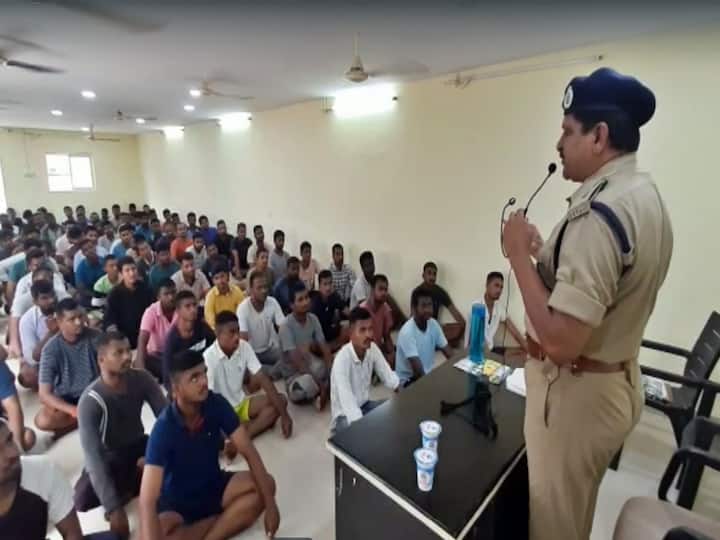 Karimnagar Police awareness army aspirants coaching centers about recent secunderabad incident Karimnagar News : సికింద్రాబాద్ ఘటనతో పోలీసులు అలెర్ట్, డిఫెన్స్ కోచింగ్ సెంటర్లలో అవగాహన కార్యక్రమాలు