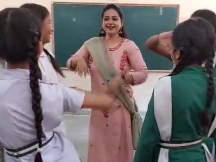 Viral Video Shows Delhi Govt School Teacher Dancing With Students, Twitter Showers Her With Praises Viral Video Shows Delhi Govt School Teacher Dancing With Students, Twitter Showers Her With Praises