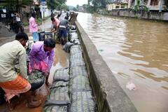आसाममध्ये आभाळ फाटलं! 30 जिल्ह्यात पाणीच पाणी, 70 जणांचा मृत्यू, लाखो रस्त्यावर, धडकी भरवणारे Photos