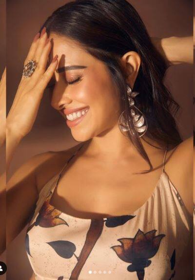 ਨੁਸਰਤ ਭਰੂਚਾ ਨੇ ਫਲੋਰਲ ਡ੍ਰੈੱਸ 'ਚ ਦਿਖਾਇਆ ਆਪਣਾ ਗਲੈਮਰਸ ਲੁੱਕ