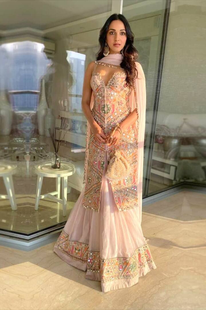 ऐसे में अगर आप अपनी बहन की शादी में खास दिखना चाहती हैं तो आप कियारा आडवाणी के एथनिक लुक से इंस्पिरेशन ले सकती हैं.