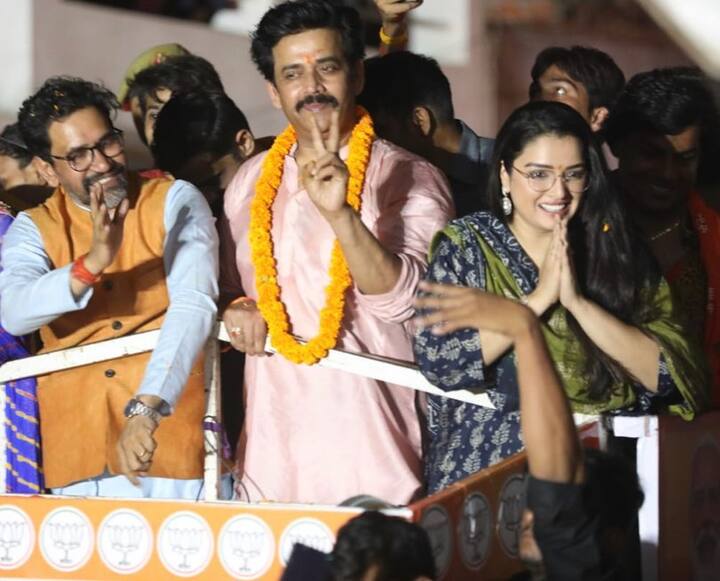 दिनेश लाल यादव के लिए उपचुनाव में प्रचार करने भोजपुरी जगत के 2 मशहूर सितारे आम्रपाली दुबे और रवि किशन भी पहुंचे.