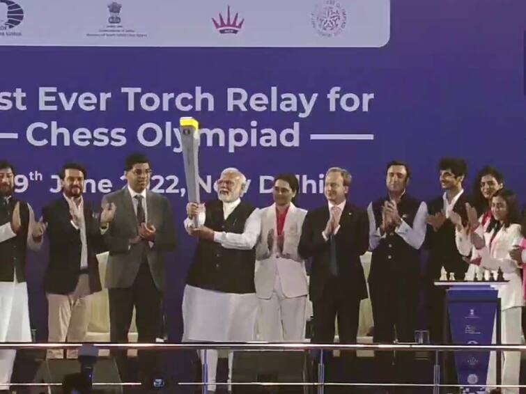 Prime Minister Narendra Modi launches the torch relay for the 44th Chess Olympiad at Indira Gandhi Stadium in Delhi  PM Modi : पंतप्रधान नरेंद्र मोदींनी बुद्धिबळ ऑलिम्पियाडसाठी ऐतिहासिक मशाल रिलेचा केला प्रारंभ