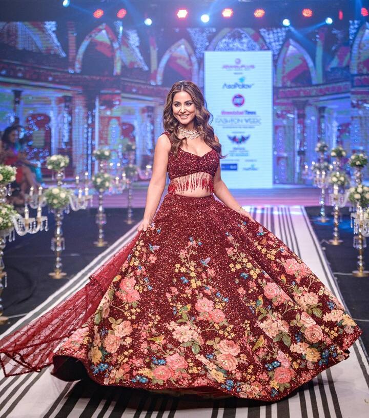 हिना खान सलमान खान के शो बिग बॉस सीजन 11 में भी नजर आ चुकी हैं. शो से मिली टीआरपी के बाद उनकी पॉपुलैरिटी और भी बढ़ गई है.