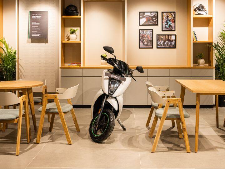 Ather Energy opens new showroom in Thane; Sales of 450X and 450 Plus electric scooters begin Ather Energy ने ठाण्यात उघडलं नवीन शोरूम; 450X आणि 450 प्लस इलेक्ट्रिक स्कूटरची विक्री सुरू