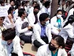 Barabanki News: मेडिकल कॉलेज के खिलाफ फूटा MBBS छात्रों का गुस्सा, लाखों का फाइन लगाकर शोषण करने का लगाया आरोप