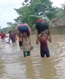 पूरस्थितीमुळं जनजीवन विस्कळीत झालं आहे