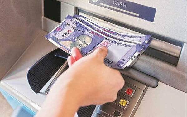 ATM dispenses 5 times extra cash in Maha; people rush to withdraw money ਜਦੋਂ ATM 'ਚੋਂ ਨਿਕਲਣ ਲੱਗੇ 5 ਗੁਣਾ ਵਾਧੂ ਪੈਸੇ, ਲੋਕਾਂ ਦੀਆਂ ਲੱਗੀਆਂ ਲੰਬੀਆਂ ਲਾਈਨਾਂ