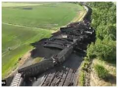 Watch: Lawrence में कोयला ट्रेन पटरी से उतरी, रेलवे क्रासिंग को हुआ भारी नुकसान, ड्रोन से लिया फुटेज देखिए