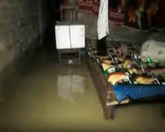 Bangladesh Flood Situation: হাঁড়ির মধ্যে ভাসছে শিশু, ঘরের চালে ঠাঁই, দুঃসহ বন্যা বাংলাদেশে