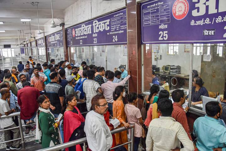 আপনি যদি টিকিট কেনার সময় অনলাইনে বুকিং করে থাকেন, তাহলে আপনাকে এর রিফান্ড নিয়ে চিন্তা করতে হবে না। আপনি ঘরে বসে ই-টিকেটের টাকা ফেরত পেতে পারেন। আপনি এই টিকিটের টাকা স্বয়ংক্রিয়ভাবে ফেরত পাবেন।