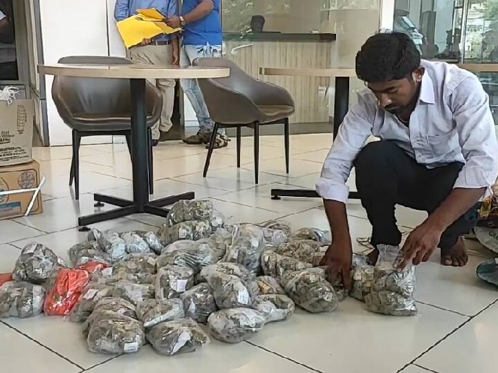என்னது? 10 ரூபா காசு செல்லாதா? மூட்டையாக பிரித்துக்கொட்டி கார் வாங்கிய இளைஞர்!