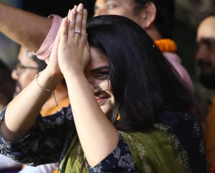 बीते रोज़ काले लिबास में आम्रपाली दुबे ने जनता पर खूब प्यार लुटाया. हाथ जोड़े जनता के बीच पहुंची आम्रपाली ने निरहुआ को जमकर सपोर्ट किया.
