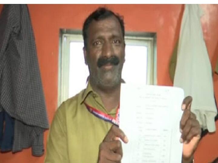 Maharashtra: 50 year old sanitation worker clears 10th class with 57% marks பகலெல்லாம் தூய்மைப் பணி.. இரவெல்லாம் செம படிப்பு..  50 வயதில் 10ம்வகுப்பில் பாஸ் ஆன நபர்!
