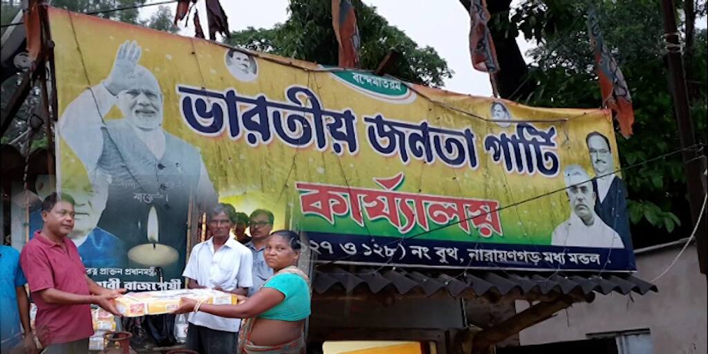 paschim Medinipur, controversy over ujjwala gas distribution, allegation against bjp Paschim Medinipur News: বিজেপির অফিস থেকেই সিলিন্ডার বিলি! বেনিয়মের অভিযোগ তৃণমূলের