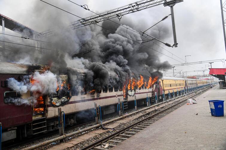 Agnipath Protest Row Train time table changed many cancelled resceduled Train Timing: ‘অগ্নিপথ’ বিরোধিতায় কালও বাতিল একাধিক ট্রেন, বদল দূরপাল্লার ট্রেন ছাড়ার সময়ে
