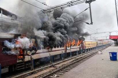 Agnipath Protest Row Train time table changed many cancelled resceduled Train Timing: ‘অগ্নিপথ’ বিরোধিতায় কালও বাতিল একাধিক ট্রেন, বদল দূরপাল্লার ট্রেন ছাড়ার সময়ে