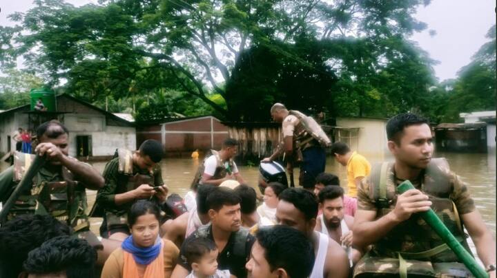 अधिकारी ने बताया कि पास के भूटान में जल स्तर बढ़ रहा है इसलिए हमारा जिला भी प्रभावित हो रहा है और आने वाले दिनों में स्थिति और भी खराब हो सकती है. हालांकि बाढ़ से प्रभावितों के लिए खाना और अन्य जरूरी सामानों की व्यवस्था पहले से कर ली गई है.