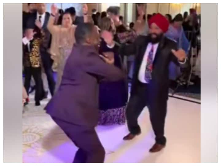 Watch: पंजाबी धुन पर एक अफ्रीकन ने किया कमाल का पंजाबी डांस, वायरल वीडियो देख हैरान हुए यूजर्स trending dance video of an African dancing on Punjabi song in Punjabi style goes viral Watch: पंजाबी धुन पर एक अफ्रीकन ने किया कमाल का पंजाबी डांस, वायरल वीडियो देख हैरान हुए यूजर्स