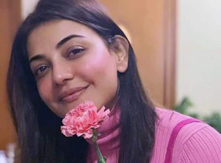 हिंदी और साउथ सिनेमा की मशहूर अभिनेत्री काजल अग्रवाल इन दिनों अपनी प्रोफेशनल लाइफ से ज्यादा पर्सनल लाइफ को लेकर सुर्खियों में हैं. काजल अग्रवाल और गौतम किचलू की शादी साल 2020 को मुंबई में हुई थी. काजल के फैंस दोनों की लव स्टोरी जानने के लिए काफी उत्सुक रहते हैं. ऐसे में एक्ट्रेस के जन्मदिन के मौके पर बताते हैं आपको उनकी क्यूट सी लव स्टोरी के बारे में..