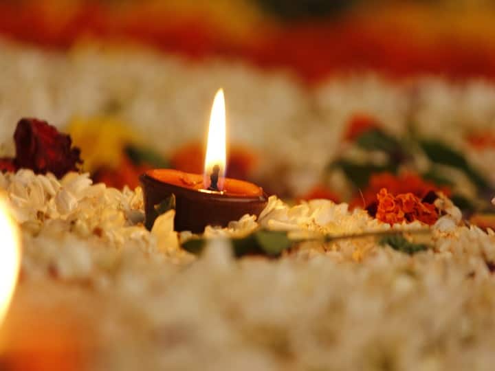  Do not make these mistakes while lighting the deepak for puja Puja Deepak Rules: भगवान के सामने दीपक जलाते समय ना करें ये भूल, नहीं तो पूजा होगी खंडित