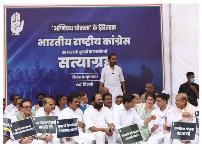 Agnipath protests: Priyanka Gandhi leads Congress 'satyagrah' at Jantar Mantar Agnipath Scheme Protest: અગ્નિપથ યોજનાના વિરોધમાં કોગ્રેસનો 'સત્યાગ્રહ', પ્રિયંકા સહિત તમામ મોટા નેતા હાજર