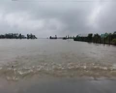 Bangladesh Flood Situation: হাঁড়ির মধ্যে ভাসছে শিশু, ঘরের চালে ঠাঁই, দুঃসহ বন্যা বাংলাদেশে