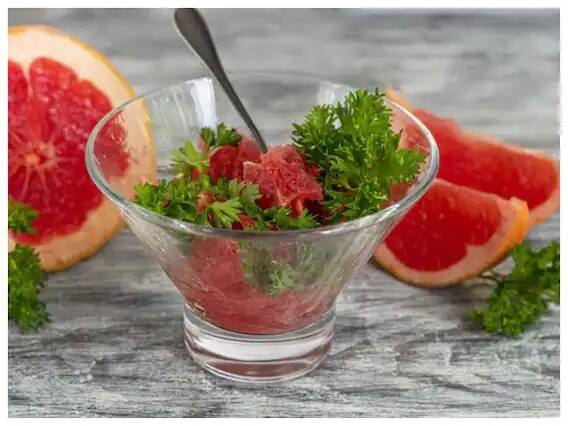 આમ તો દરેક ફળો સ્વાસ્થ્ય માટે હિતકારી છે. ઉનાળામાં આવતું ચકોતરા જેને  અંગ્રેજીમાં ગ્રેપફ્રૂટ કહે છે. આનાથી ઉનાળાની ઋતુમાં તમારા શરીરને હાઇડ્રેટ રાખવા ઉપરાંત વજન પણ ઘટાડી શકાય છે. ચાલો જાણીએ ગ્રેપફ્રૂટના અન્ય ફાયદાઓ વિશે.