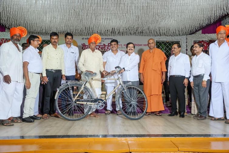 Sangli Walva news Praise for the work of 452 Vaikunthasnehis in 94 villages commendable initiative of Sarjerao Yadav Pratishthan of Islampur Sangli : वाळव्यातील 94 गावातील 452 वैकुंठस्नेहींच्या कामाचा गौरव, इस्लामपूरच्या सर्जेराव यादव प्रतिष्ठानचा स्तुत्य उपक्रम