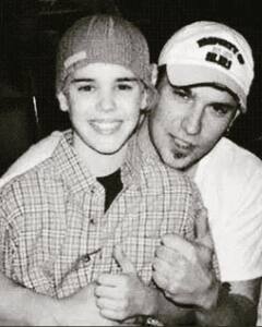 Justin Bieber ने फादर्स डे पर शेयर की अपने बचपन की तस्वीर, लिखा, 'Love you pops!'