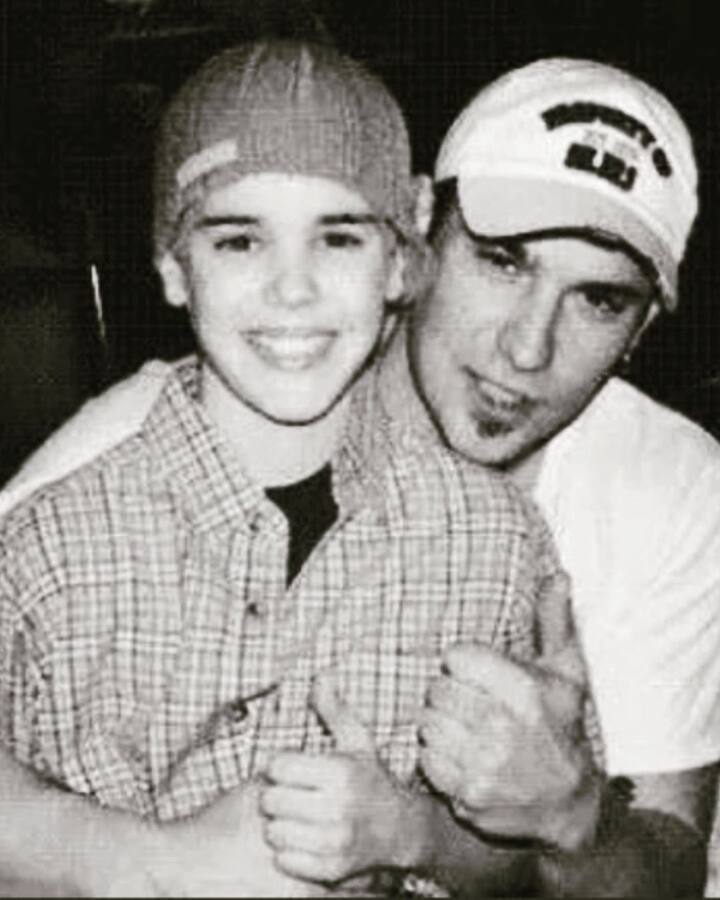 पॉप सिंगर जस्टिन बीबर ने फादर्स डे के मौके पर एक थ्रोबेक तस्वीर शेयर की है जिसमें वो पापा के साथ दिखाई दे रहे हैं.