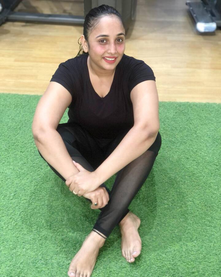 ग्रीन ग्रास मैट पर बैठे हुए एक्ट्रेस ने ऑल ब्लैक आउटफिट कैरी किया हुआ था.