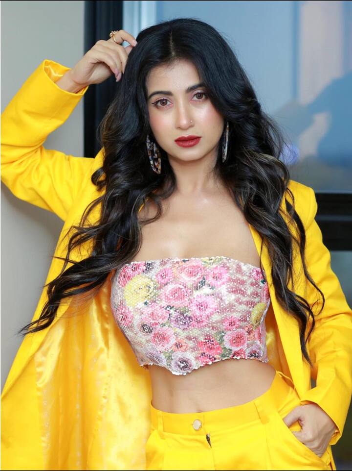 নাচ বা অভিনয়ের ক্ষেত্রে সবসময়েই পরিবারের সমর্থন পেয়ে এসেছেন মনামী। বড়পর্দা থেকে ছোটপর্দা চুটিয়ে কাজ করেছেন তিনি।