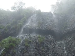 PHOTO : महाराष्ट्राच्या चेरापुंजीतील मुख्य धबधबा प्रवाहित, आंबोलीत पर्यटकांची गर्दी