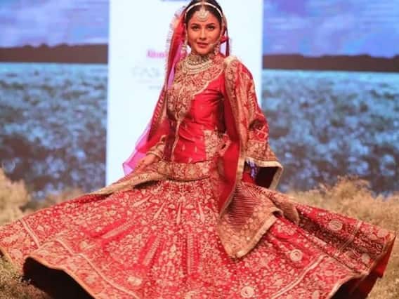 Shehnaaz Gill Photo: लाल जोड़े में बला की खूबसूरत लगीं शहनाज गिल, ब्राइडल लुक के साथ किया रैंप वॉक Shehnaaz Gill Photo: लाल जोड़े में बला की खूबसूरत लगीं शहनाज गिल, ब्राइडल लुक के साथ किया रैंप वॉक