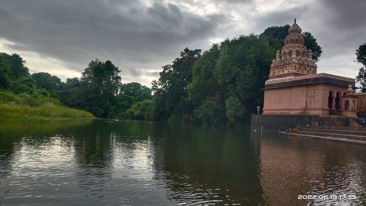 मेणवली हे वाईपासून तीन किलोमीटरवर असलेले कृष्णा नदीकाठचे लहानसे गाव आहे. त्याची ओळख नाना फडणवीसांचे गाव अशी सांगितली जाते. (फोटो-शिवानी पांढरे)