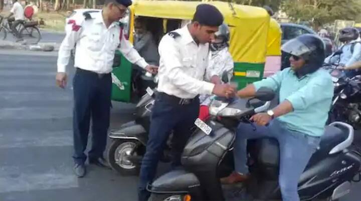 ਇਸ ਤਰ੍ਹਾਂ ਈ-ਚਲਾਨ ਚੈੱਕ ਕਰੋ: echallan.parivahan.gov.in ਵੈੱਬਸਾਈਟ 'ਤੇ ਜਾ ਕੇ, ਤੁਹਾਨੂੰ Check Challan Status ਦੇ ਵਿਕਲਪ 'ਤੇ ਕਲਿੱਕ ਕਰਨਾ ਹੋਵੇਗਾ। ਇਸ ਤੋਂ ਬਾਅਦ ਤੁਹਾਨੂੰ ਚਲਾਨ ਨੰਬਰ, ਵਾਹਨ ਨੰਬਰ ਅਤੇ ਡਰਾਈਵਿੰਗ ਲਾਇਸੈਂਸ ਨੰਬਰ (DL) ਦਾ ਵਿਕਲਪ ਦਿਖਾਈ ਦੇਵੇਗਾ।ਵਾਹਨ ਨੰਬਰ ਵਿਕਲਪ 'ਤੇ ਕਲਿੱਕ ਕਰੋ, ਆਪਣੇ ਵਾਹਨ ਦਾ ਰਜਿਸਟ੍ਰੇਸ਼ਨ ਨੰਬਰ ਦਰਜ ਕਰੋ। ਇਸ ਤੋਂ ਬਾਅਦ ਕੈਪਚਾ ਕੋਡ ਭਰੋ। Get Detail ਵਿਕਲਪ 'ਤੇ ਕਲਿੱਕ ਕਰੋ। ਜੇਕਰ ਤੁਹਾਡਾ ਚਲਾਨ ਕੱਟਿਆ ਜਾਂਦਾ ਹੈ ਤਾਂ ਇਸ ਦਾ ਵੇਰਵਾ ਇੱਥੇ ਆ ਜਾਵੇਗਾ।