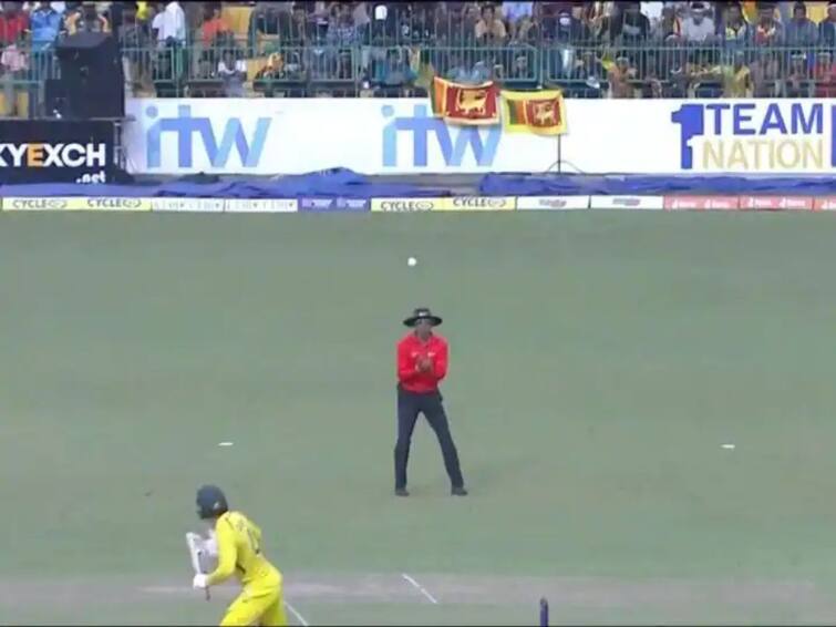 Umpire kumar Dharmasena going for catch in AUS vs SL 3rd ODI Picture went viral AUS vs SL : ऑस्ट्रेलिया विरुद्ध श्रीलंका सामन्यात दिसला अनोखा नजारा, अंपायर घेत होता कॅच, फोटो व्हायरल, चाहते म्हणाले, 'हे तुमचं काम नाही'