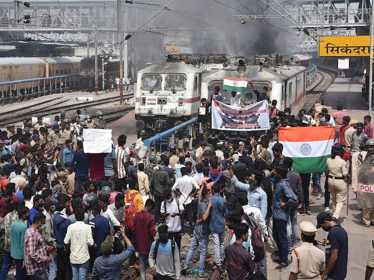 Hyderabad Intelligence official identifies Kamareddy youth in secunderabad railway station riots Secunderabad Riots: సికింద్రాబాద్ ఘటనలో కామారెడ్డి యువకులు? ఇంటెలిజెన్స్ ఆరా