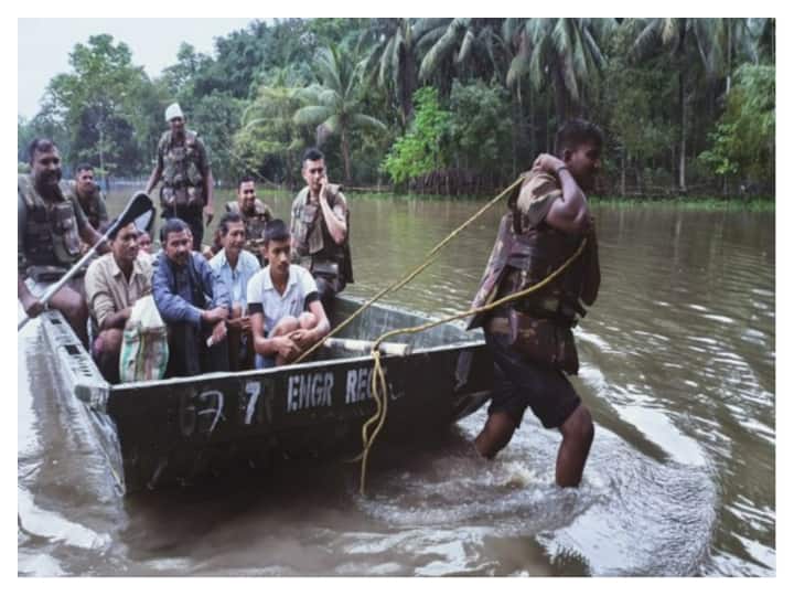 Indian Army rescue operation continues for fourth consecutive day amid flood situation in Assam Assam Floods: असम में मूसलाधार बारिश से बाढ़ के हालात, लगातार चौथे दिन भारतीय सेना का बचाव अभियान जारी