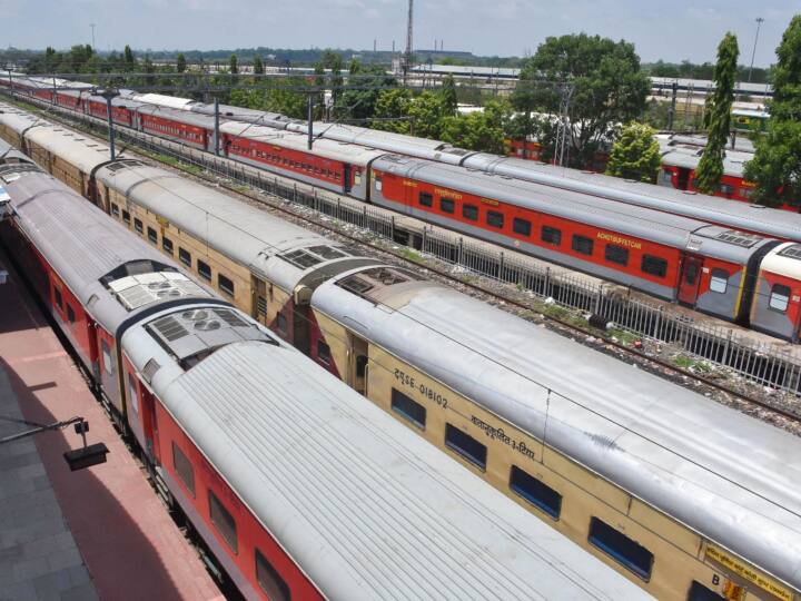 Agnipath Scheme Protest: Protests continue over Agnipath scheme, railways canceled 612 trains Agnipath Scheme Protest: अग्निपथ योजना को लेकर विरोध प्रदर्शन जारी, रेलवे ने रद्द कीं 612 ट्रेनें