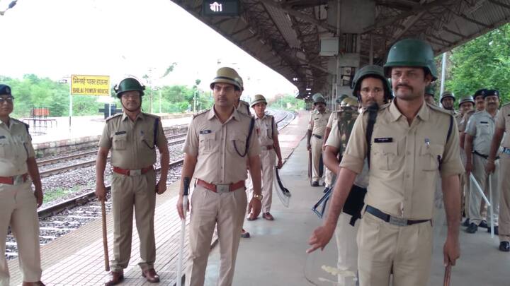 भिलाई 3 जीआरपी थाना प्रभारी राजकुमार बोरझा ने बताया कि दो दर्जन से अधिक जीआरपी के जवानों को भी सुरक्षा के लिए तैनात किया गया है. साथ ही चारों प्लेटफार्म पर रेलवे स्टेशन के दोनों सर्कुलेटिंग एरिया के एंट्री प्वाइंट के साथ ही सबवे से आने और जाने वालों पर सिविल पुलिस बल विशेष रूप से नजर रख रहा हैं.