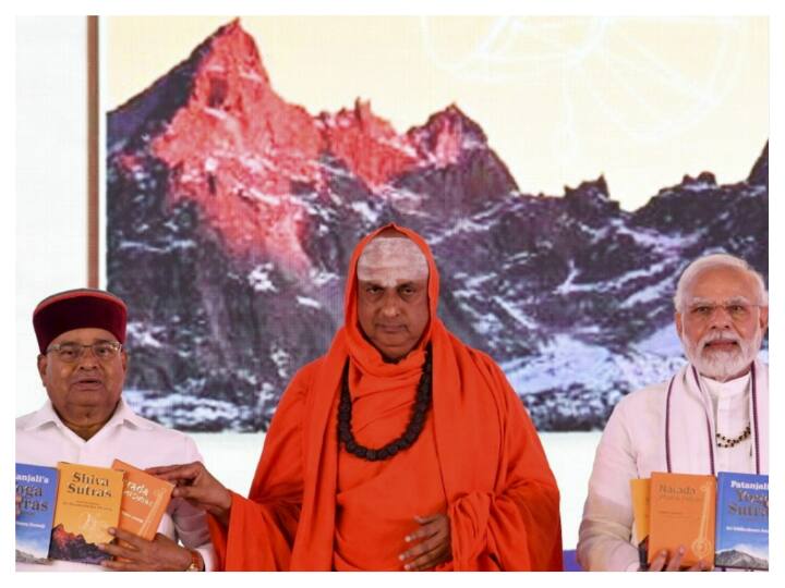 समानता, लोकतंत्र और शिक्षा के संबंध में 12वीं सदी के समाज सुधारक बसवेश्वर के मूल्यों और शिक्षाओं पर प्रकाश डालते हुए प्रधानमंत्री ने कहा कि मैग्ना कार्टा से पहले उनके वचनों ने सोचा नहीं था कि समाज को कैसे देखा जाए.