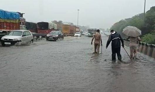 Heavy rainfall in valsad district વલસાડ જિલ્લામાં આજે મન મૂકીને વરસ્યા મેઘરાજા, ઉમરગામમાં 4 ઈંચથી વધુ વરસાદ ખાબક્યો