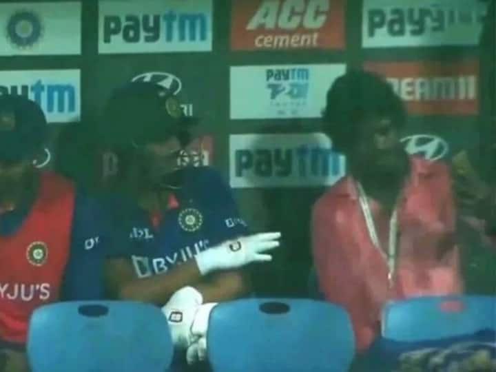 IND vs SA 5th T20 rituraj gaikwad gave push to grounds staff who came to take selfie Video: सेल्फी लेने आए ग्राउंड्समैन से ऋतुराज गायकवाड़ ने की शर्मनाक हरकत, वीडियो हुआ वायरल
