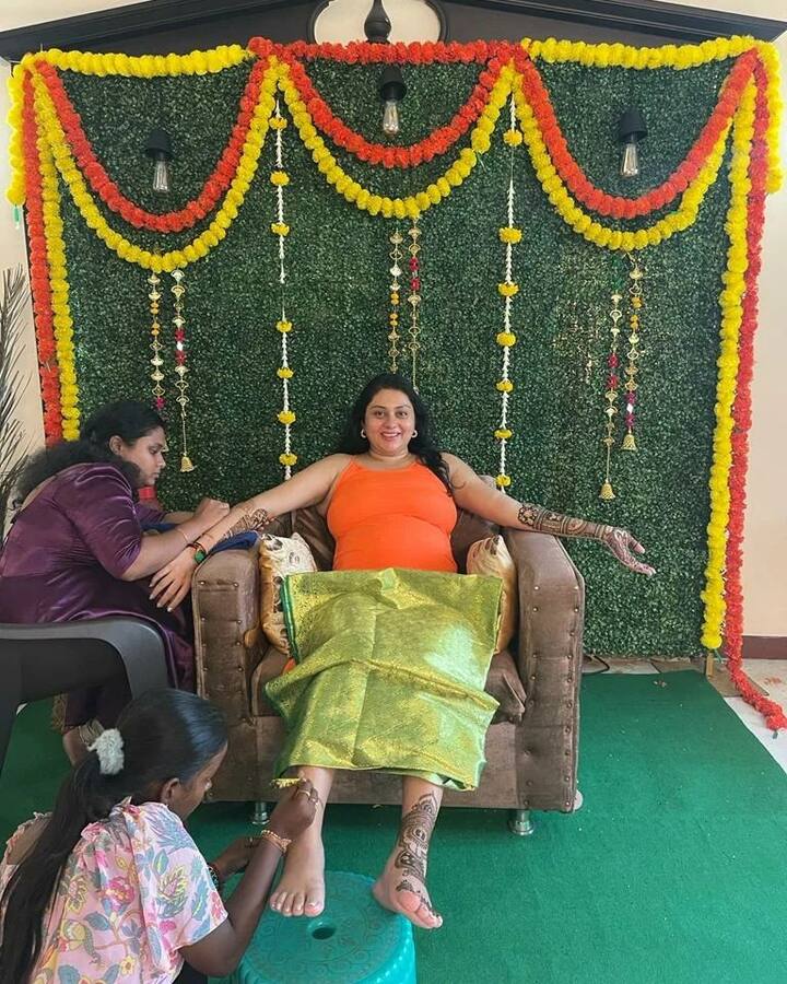 வளைகாப்பிற்காக மருதாணி போட்டுக்கொள்ளும் நமீதா